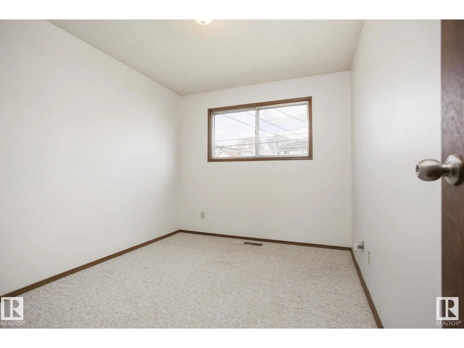 8823-8825 95 ST NW