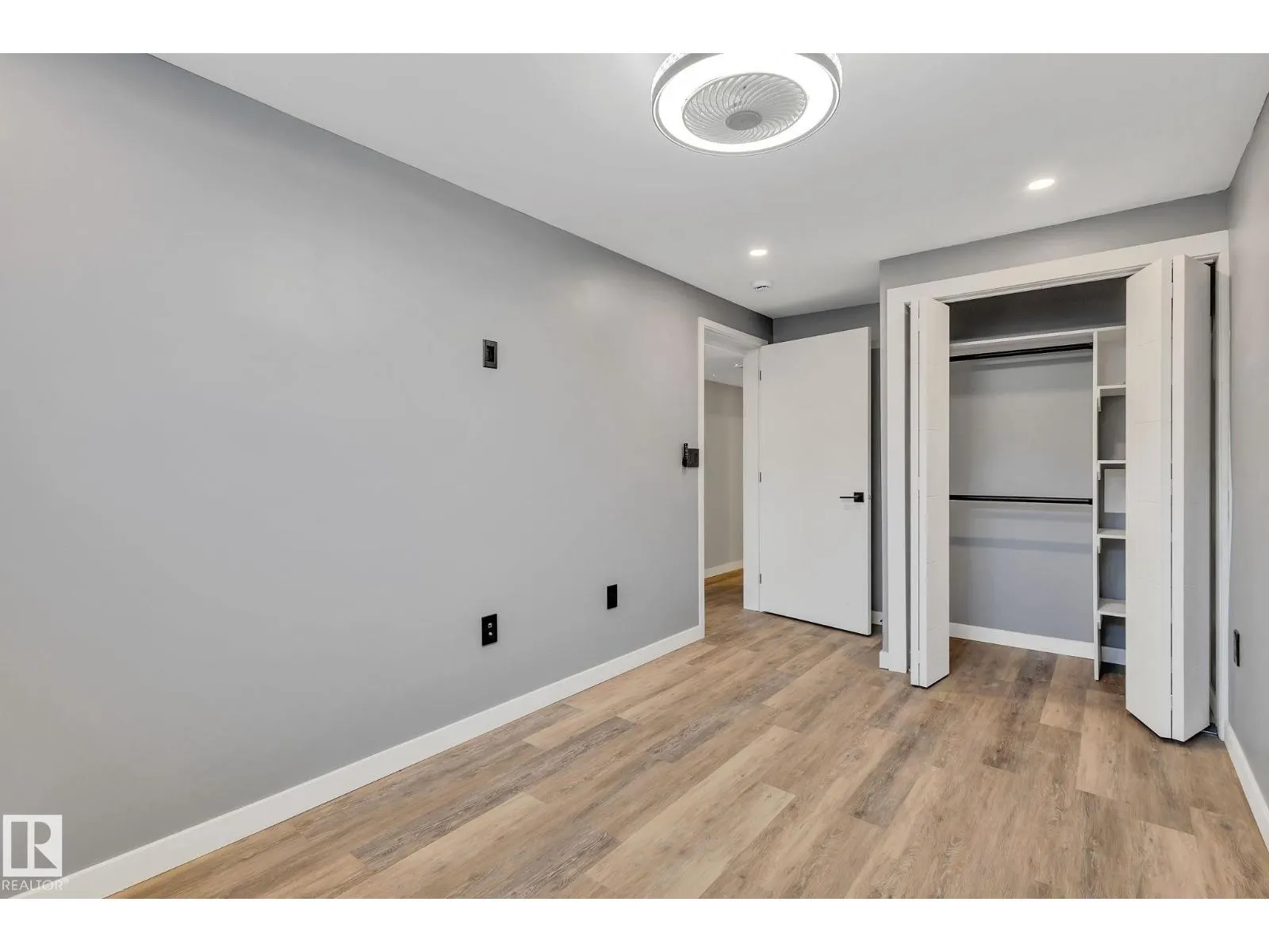 8823-8825 95 ST NW