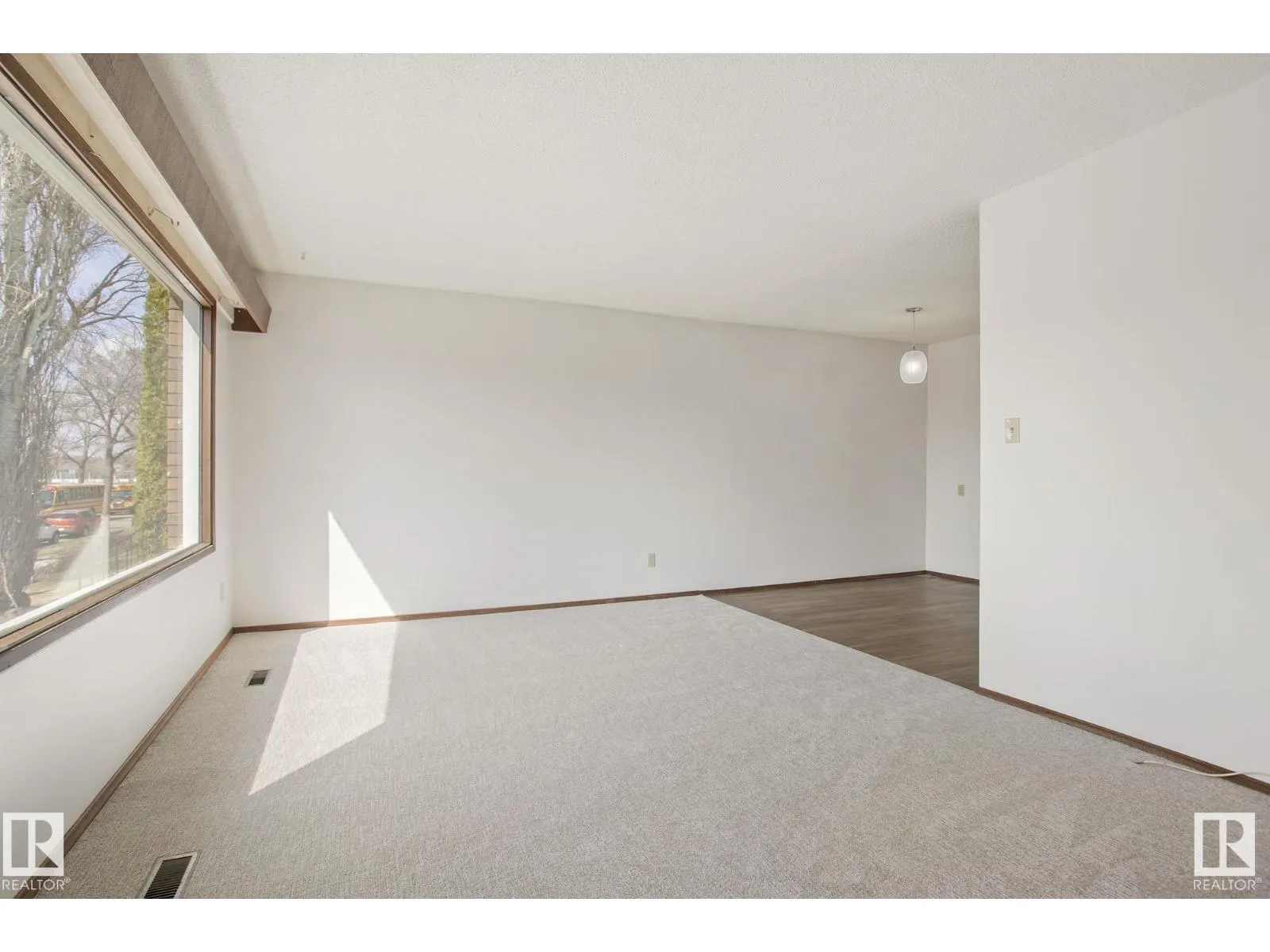 8823-8825 95 ST NW