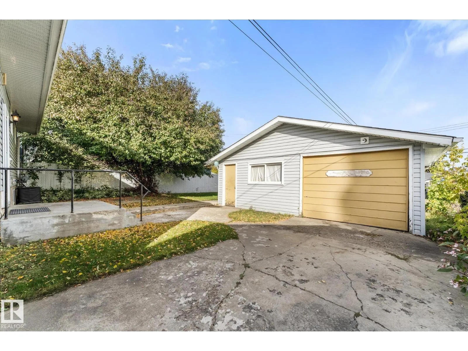 209 MCPHERSON AV