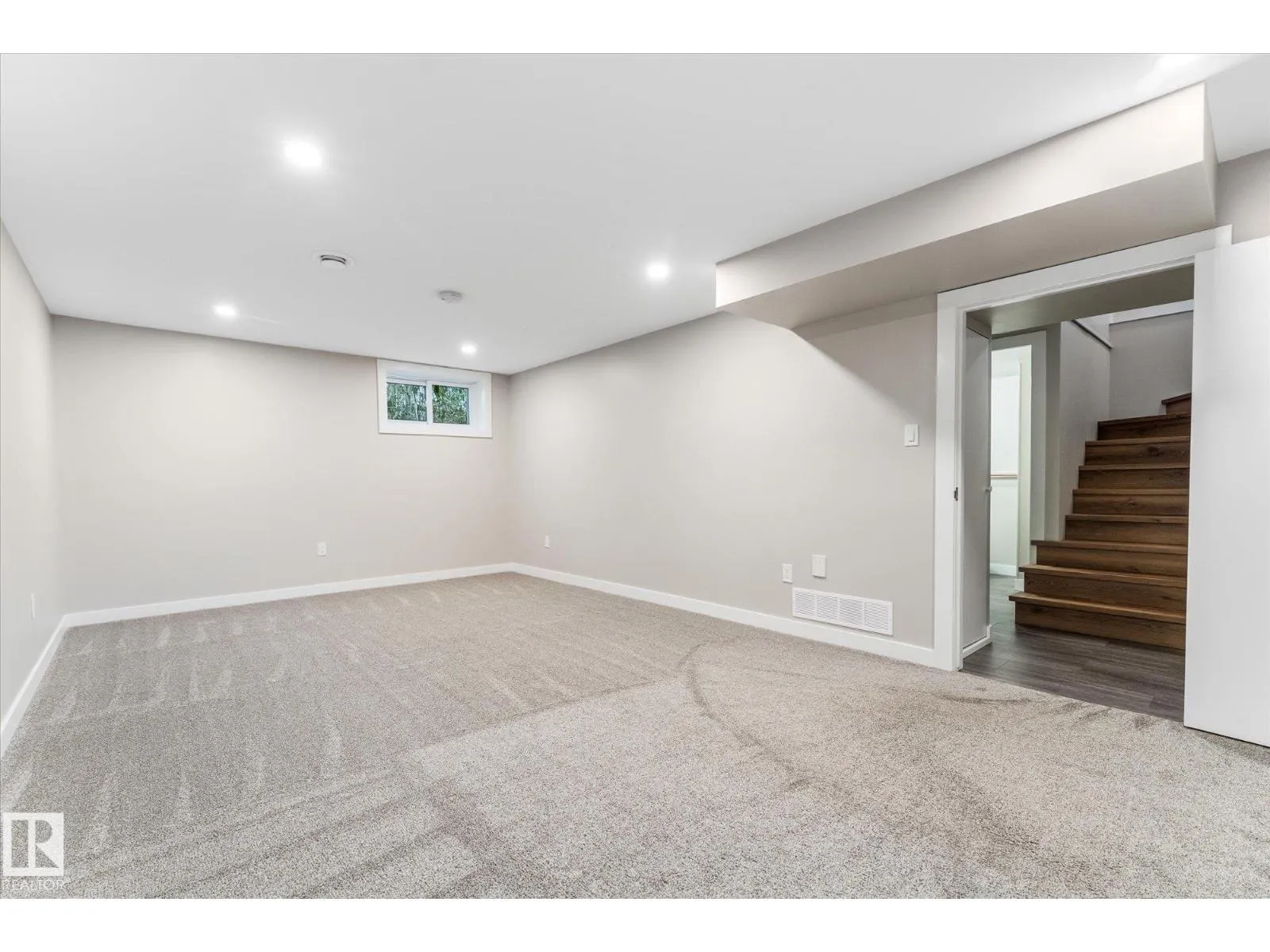 209 MCPHERSON AV