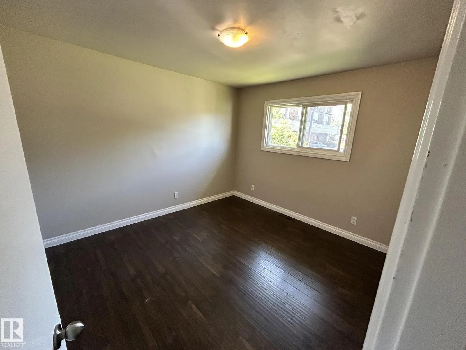 11812 45 ST NW