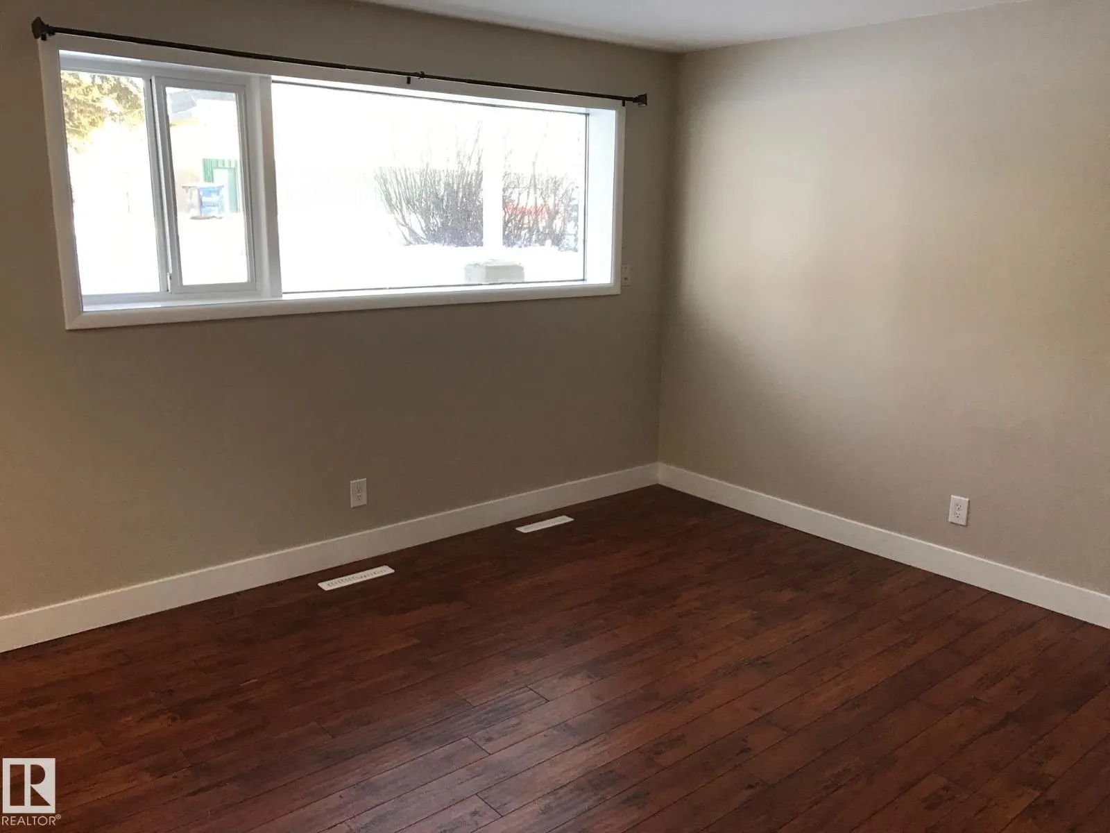11812 45 ST NW