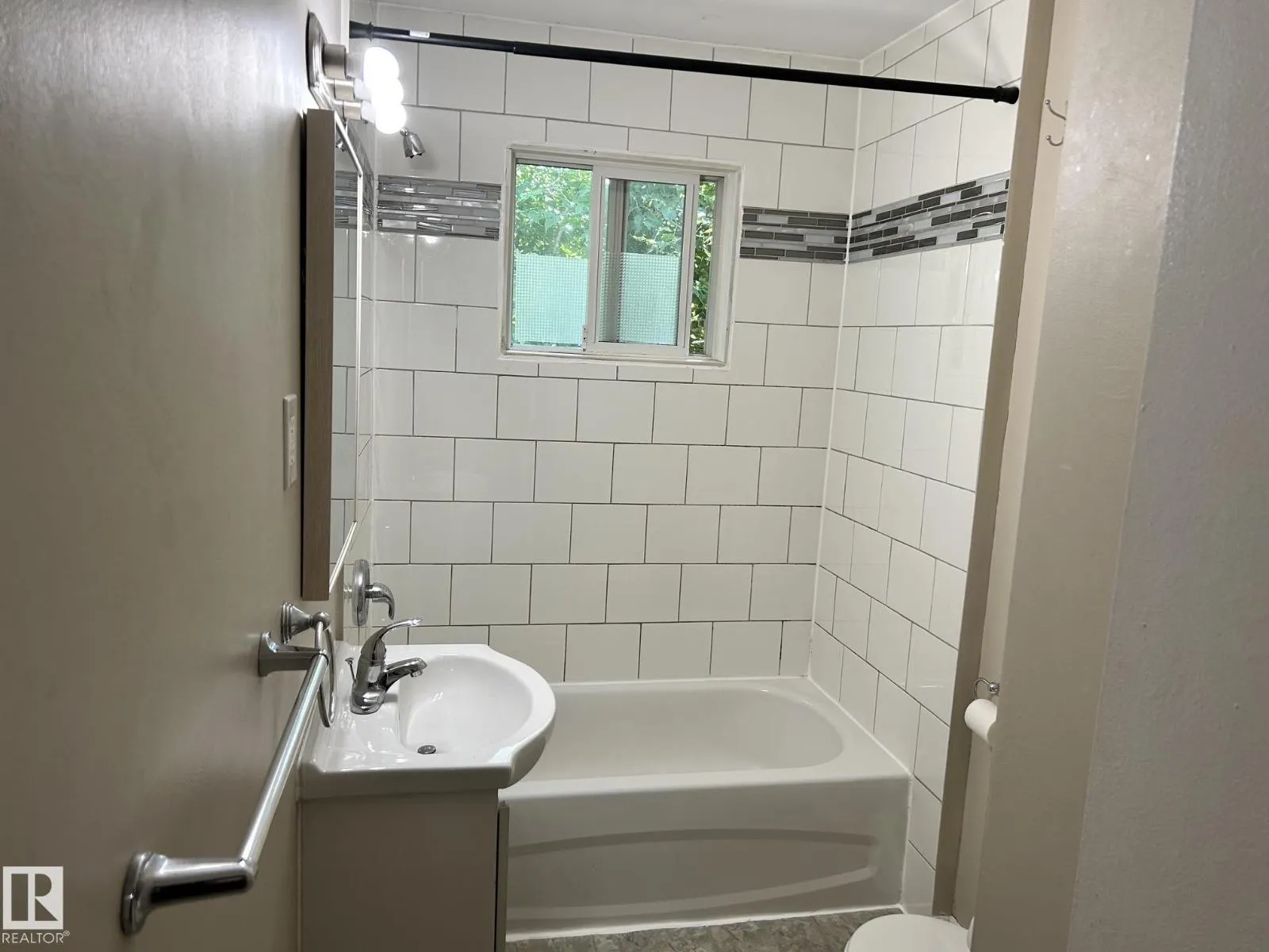 11812 45 ST NW