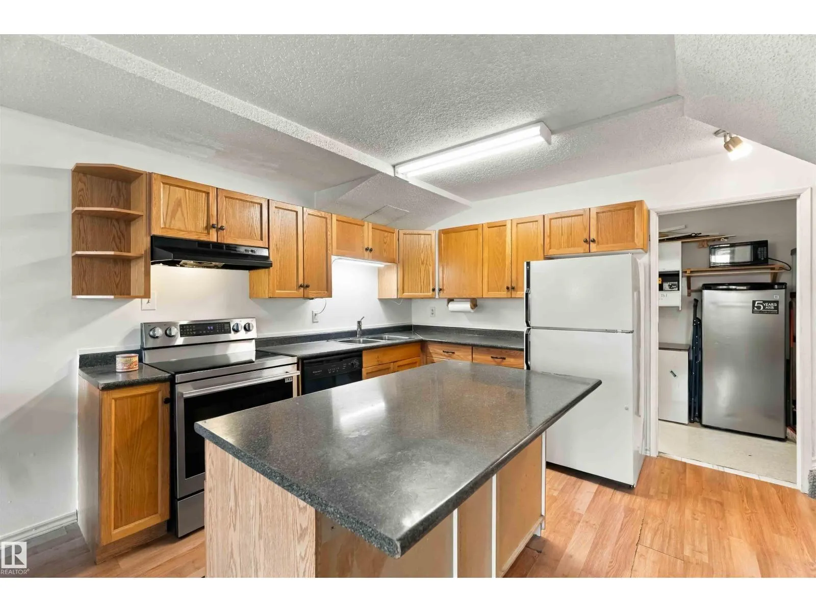 #48 13590 38 ST NW