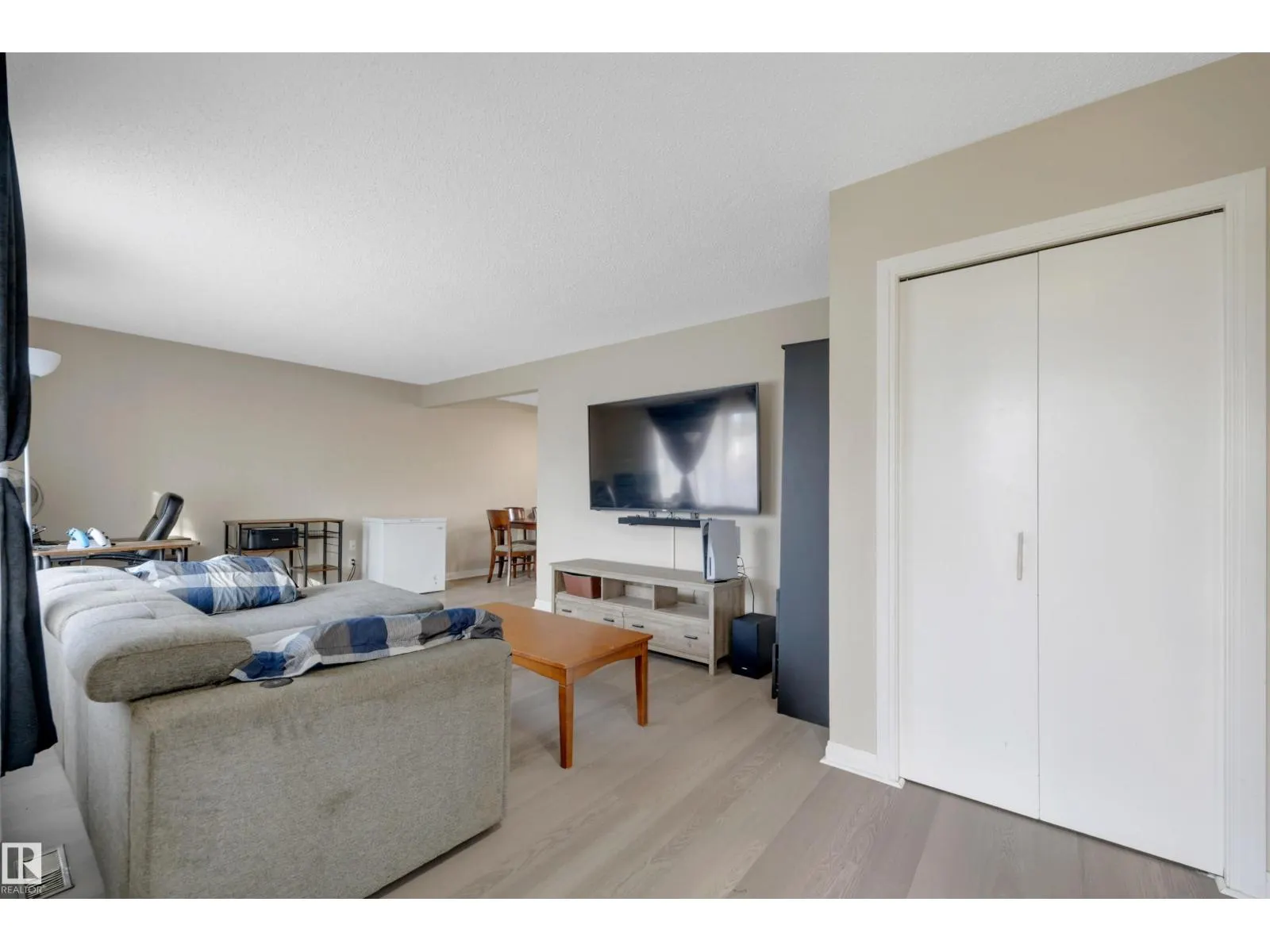 42 CAMELOT AV