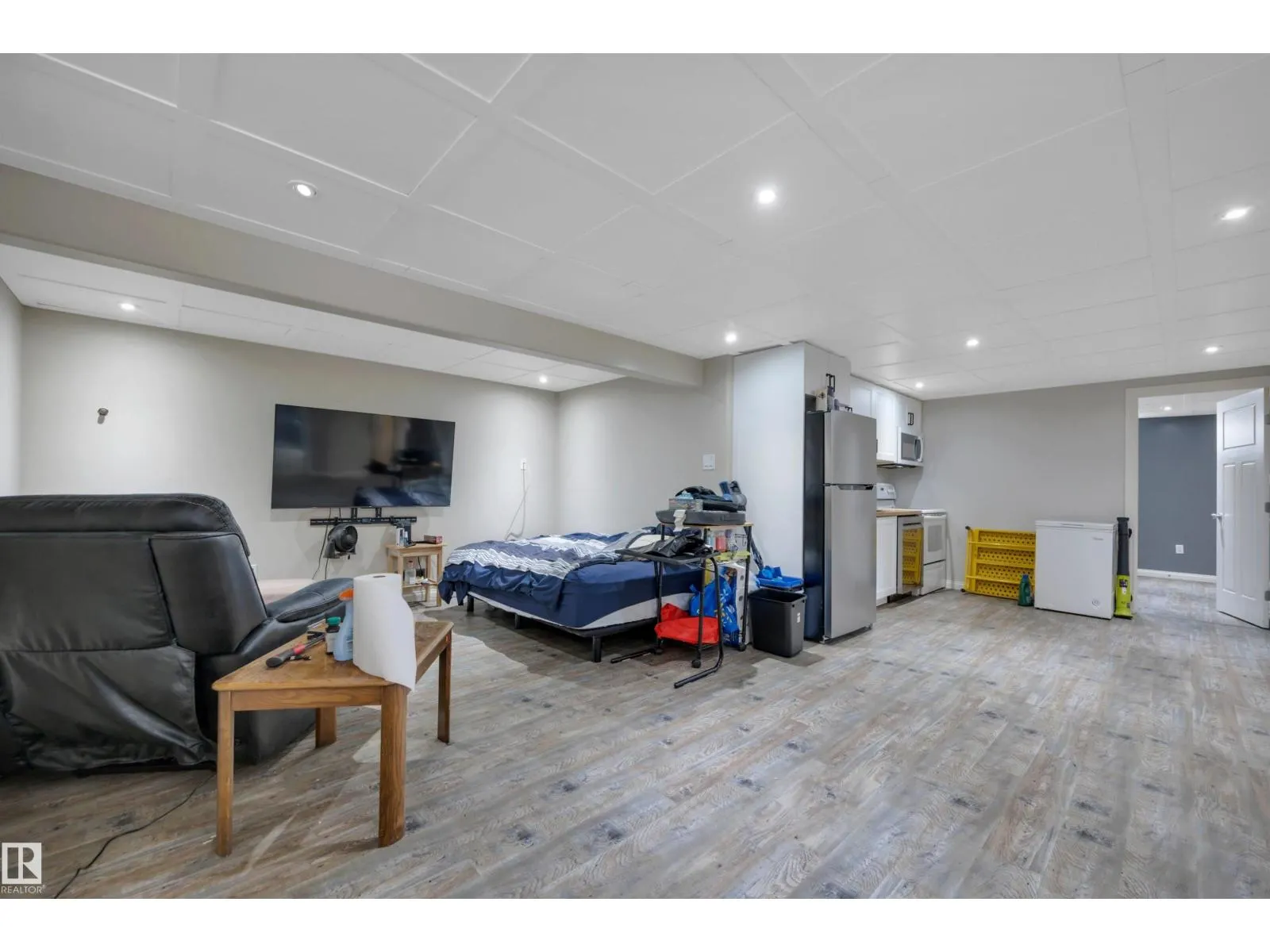42 CAMELOT AV