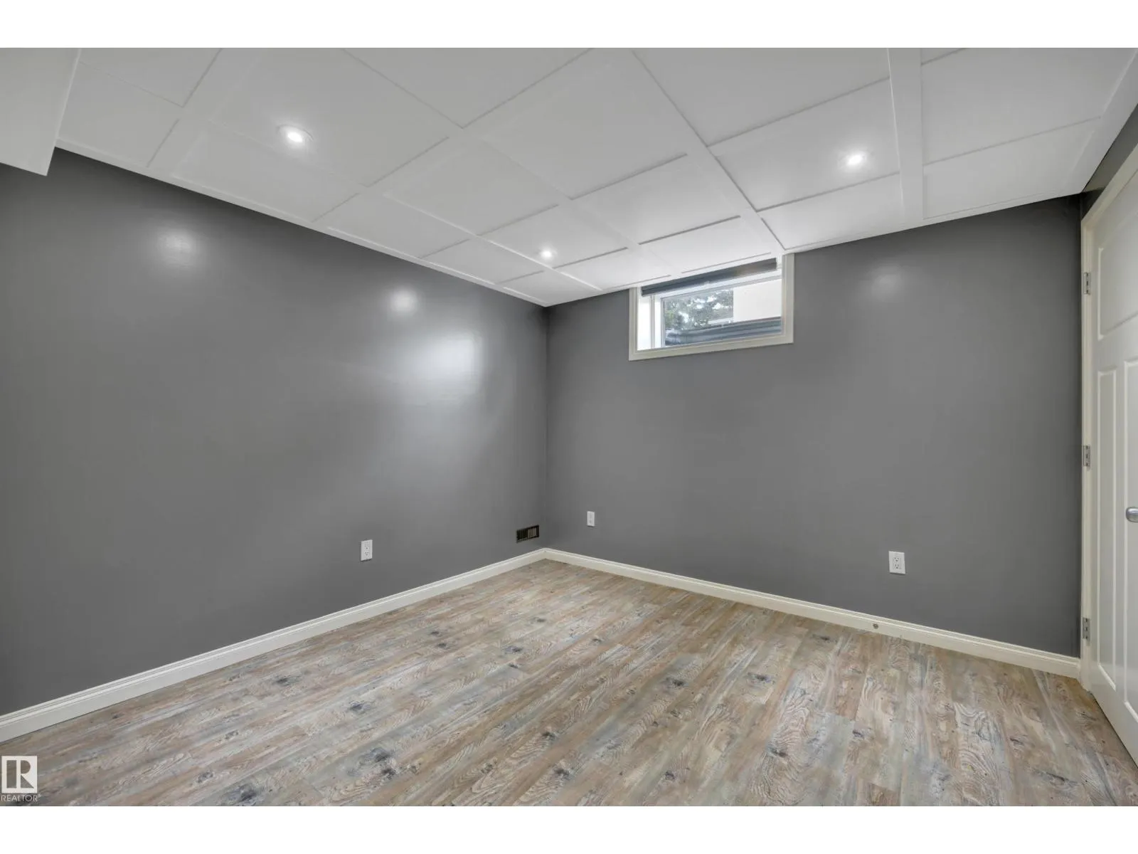 42 CAMELOT AV