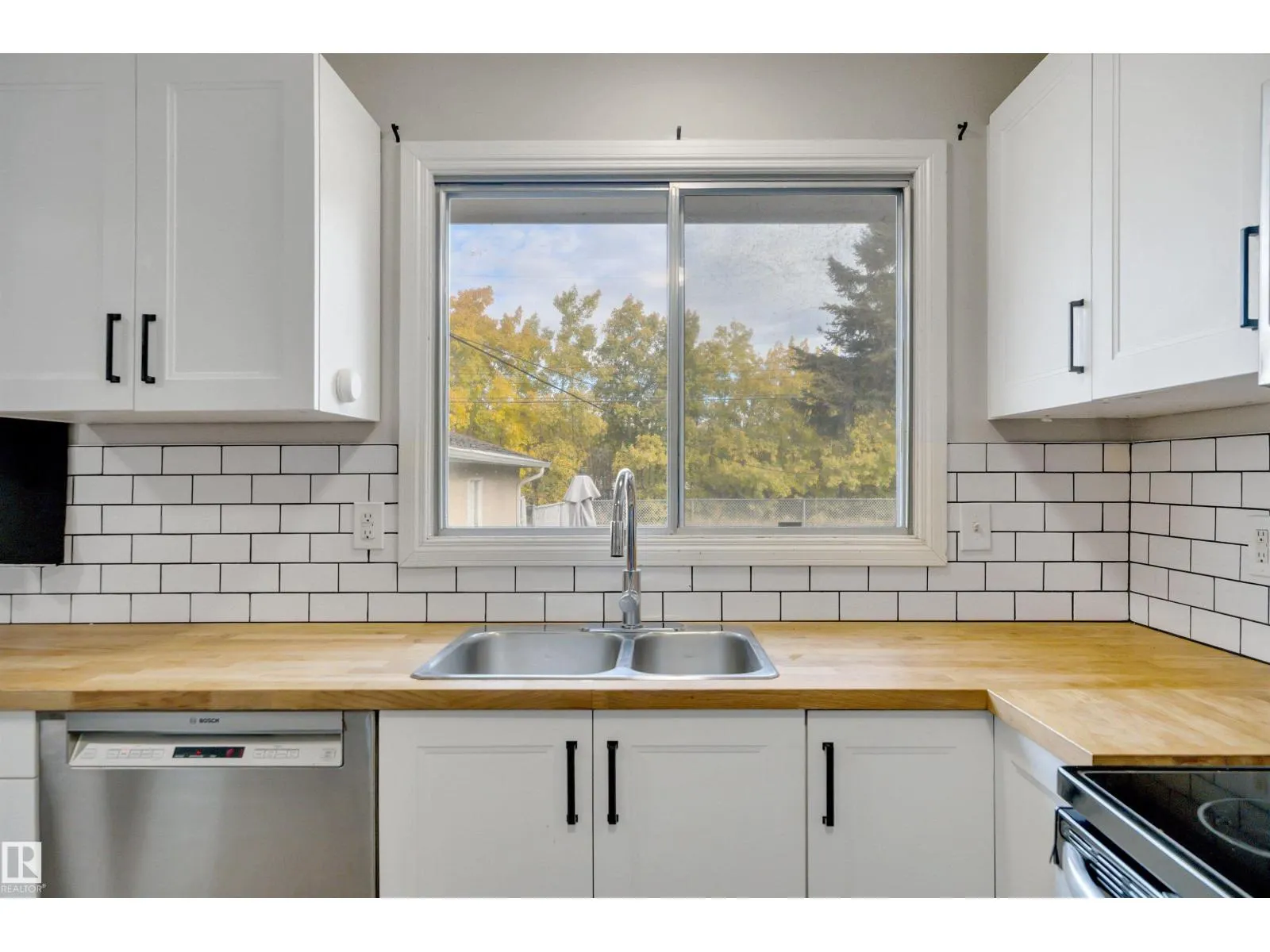 42 CAMELOT AV