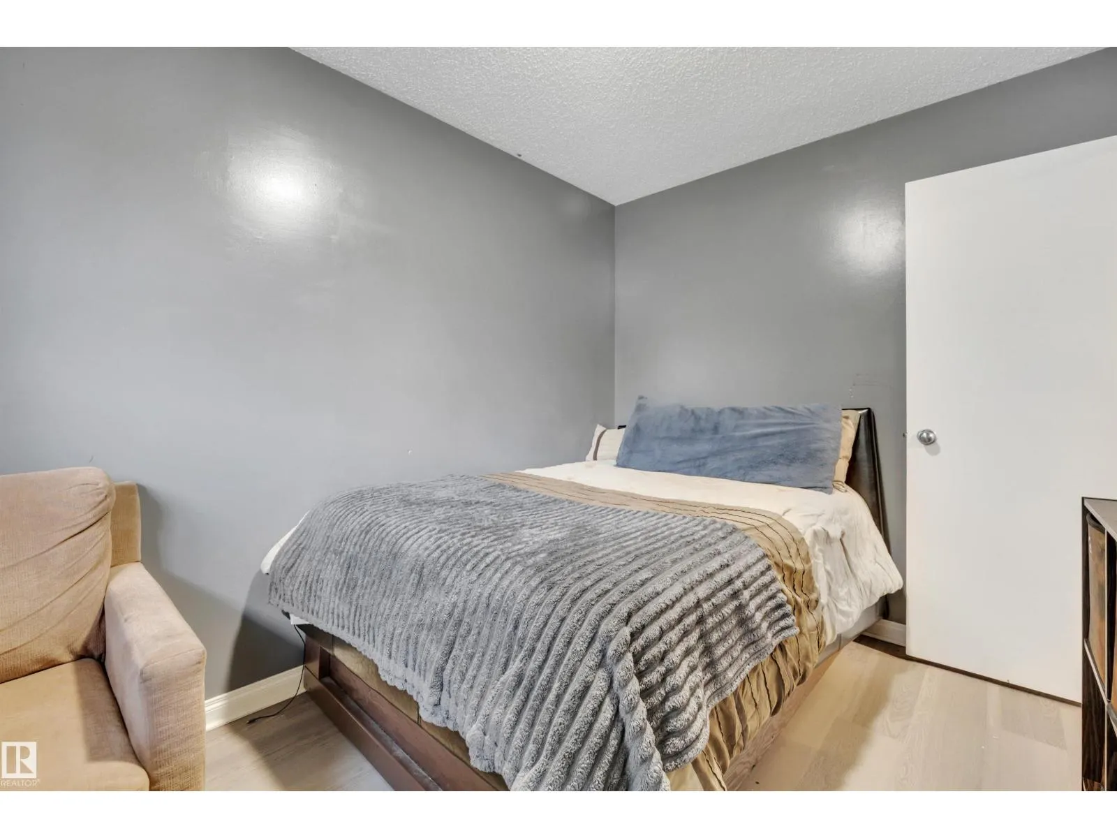 42 CAMELOT AV