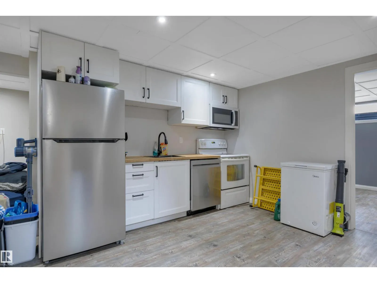 42 CAMELOT AV
