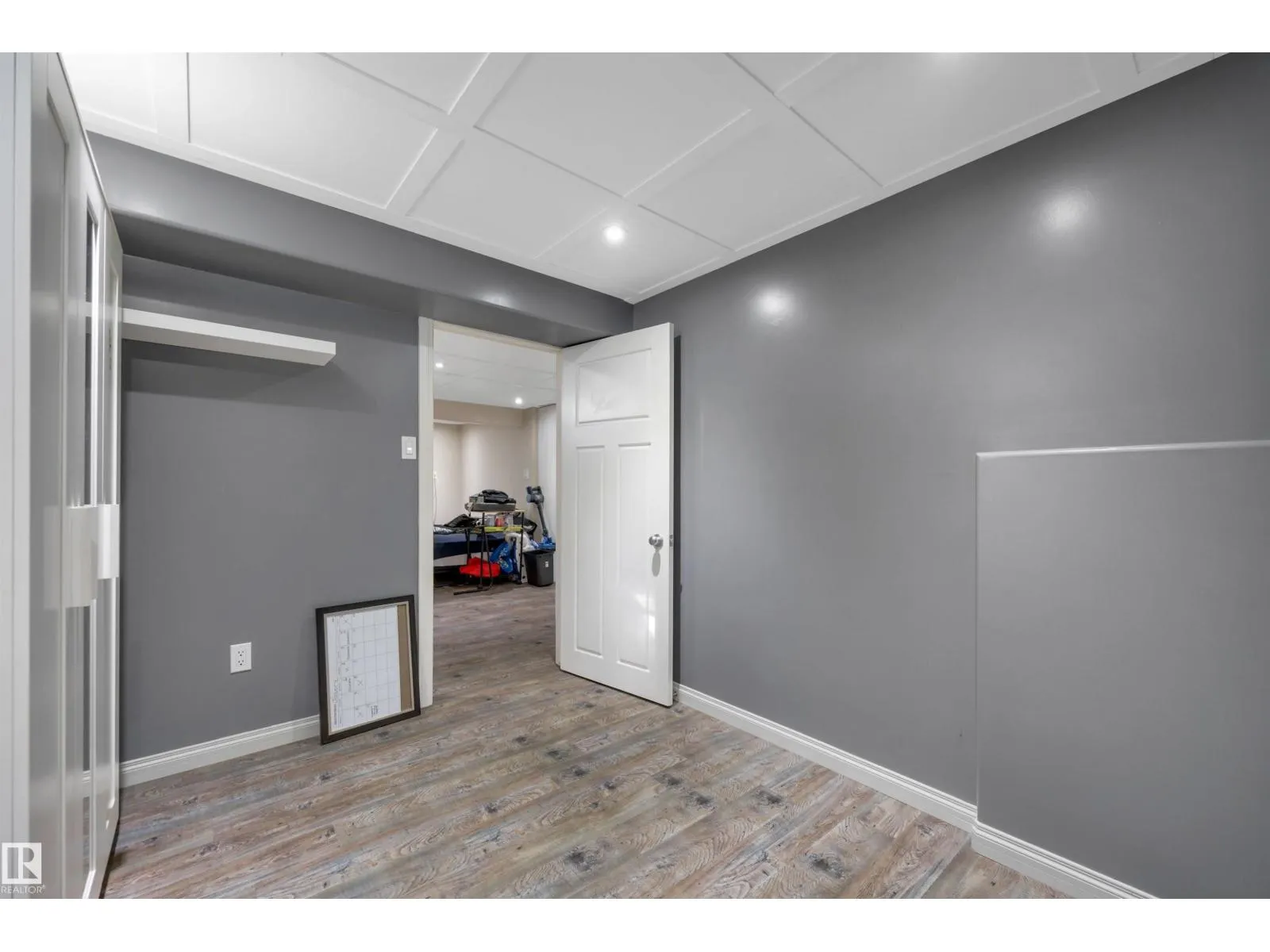 42 CAMELOT AV