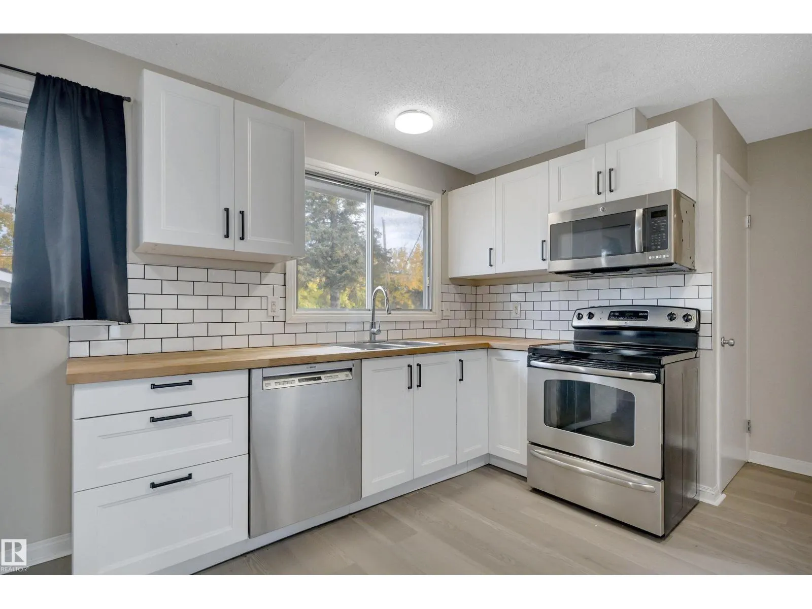 42 CAMELOT AV