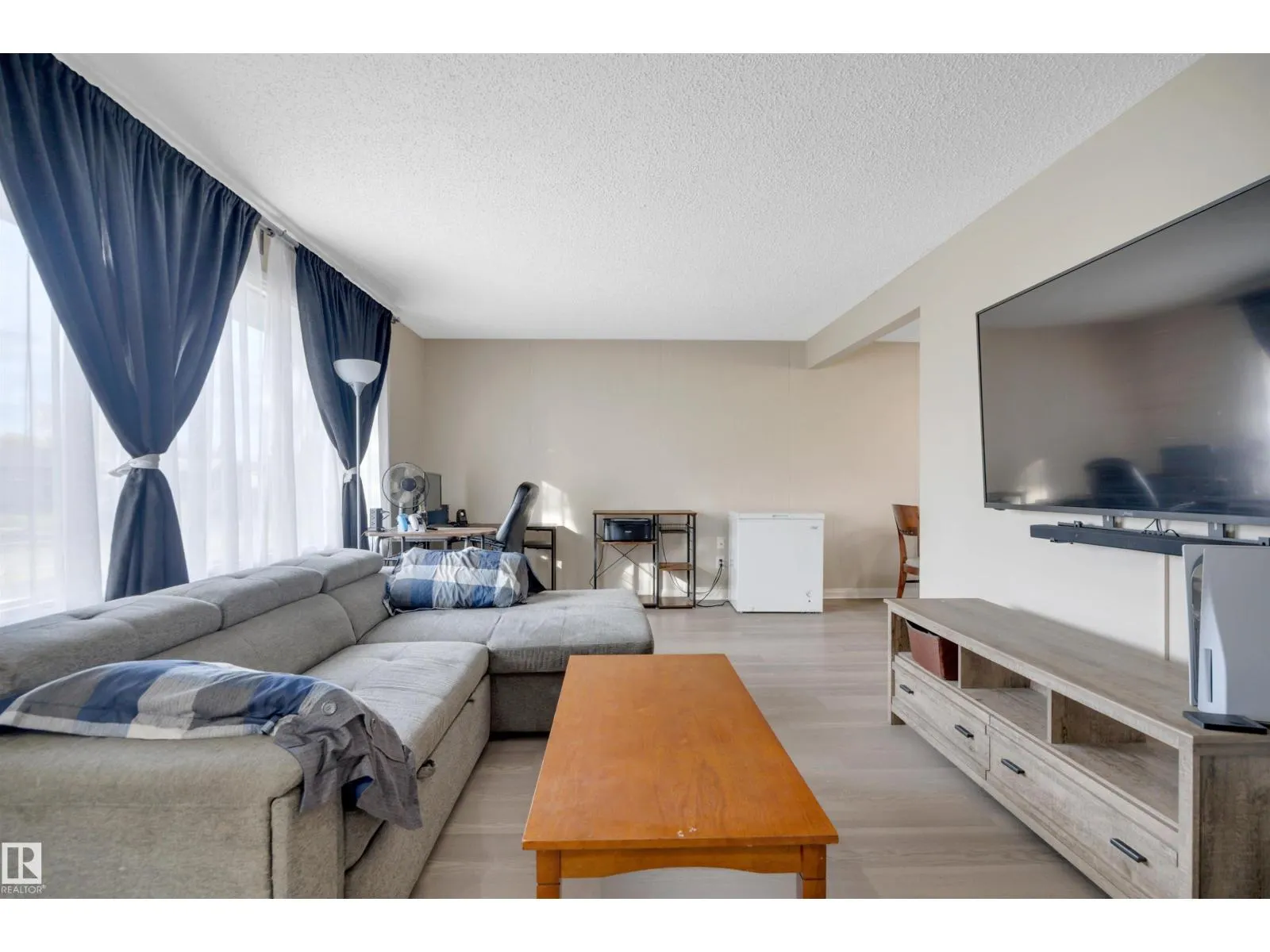 42 CAMELOT AV