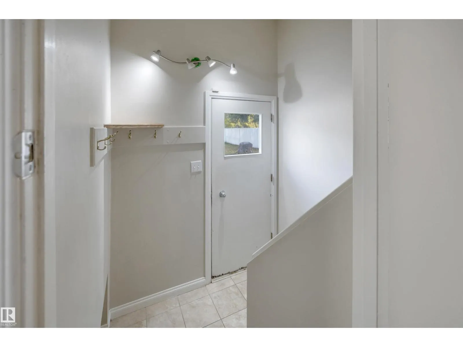 42 CAMELOT AV