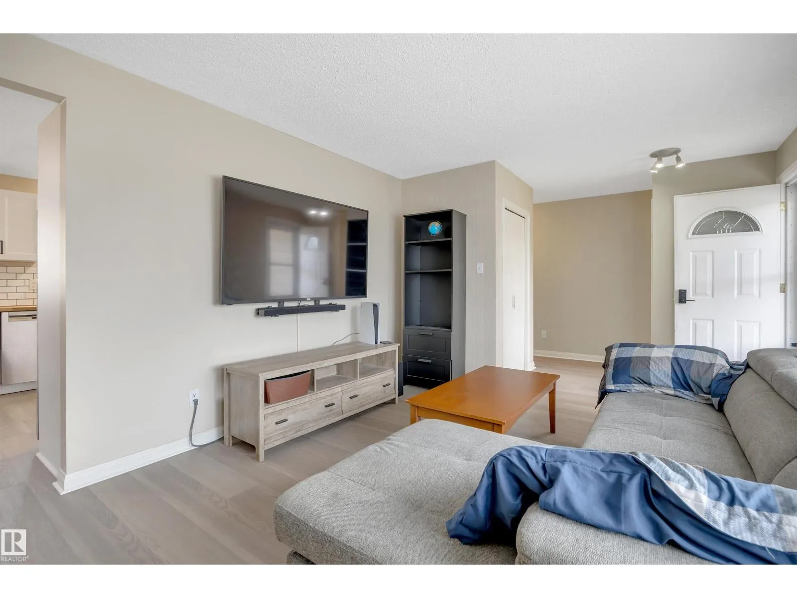 42 CAMELOT AV