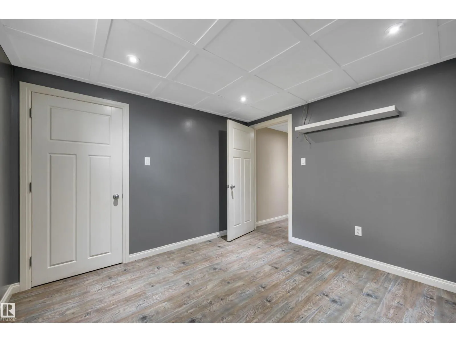 42 CAMELOT AV