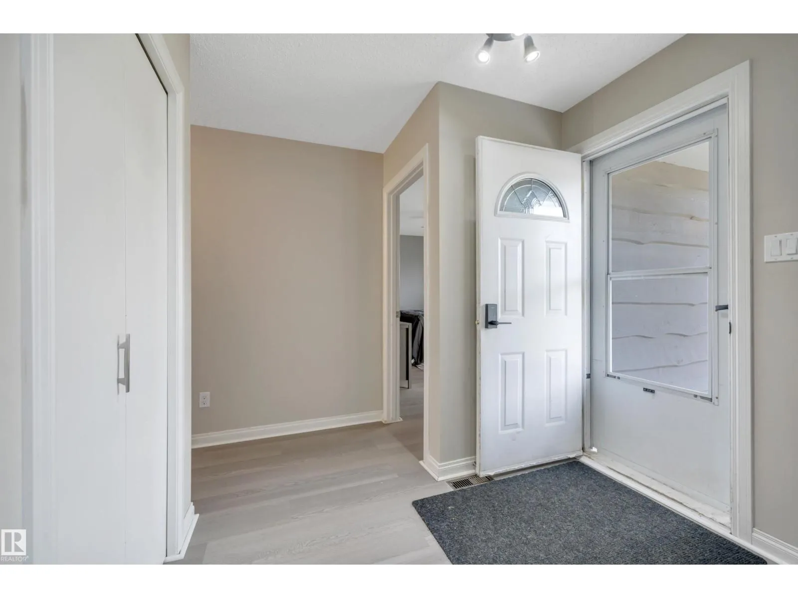 42 CAMELOT AV