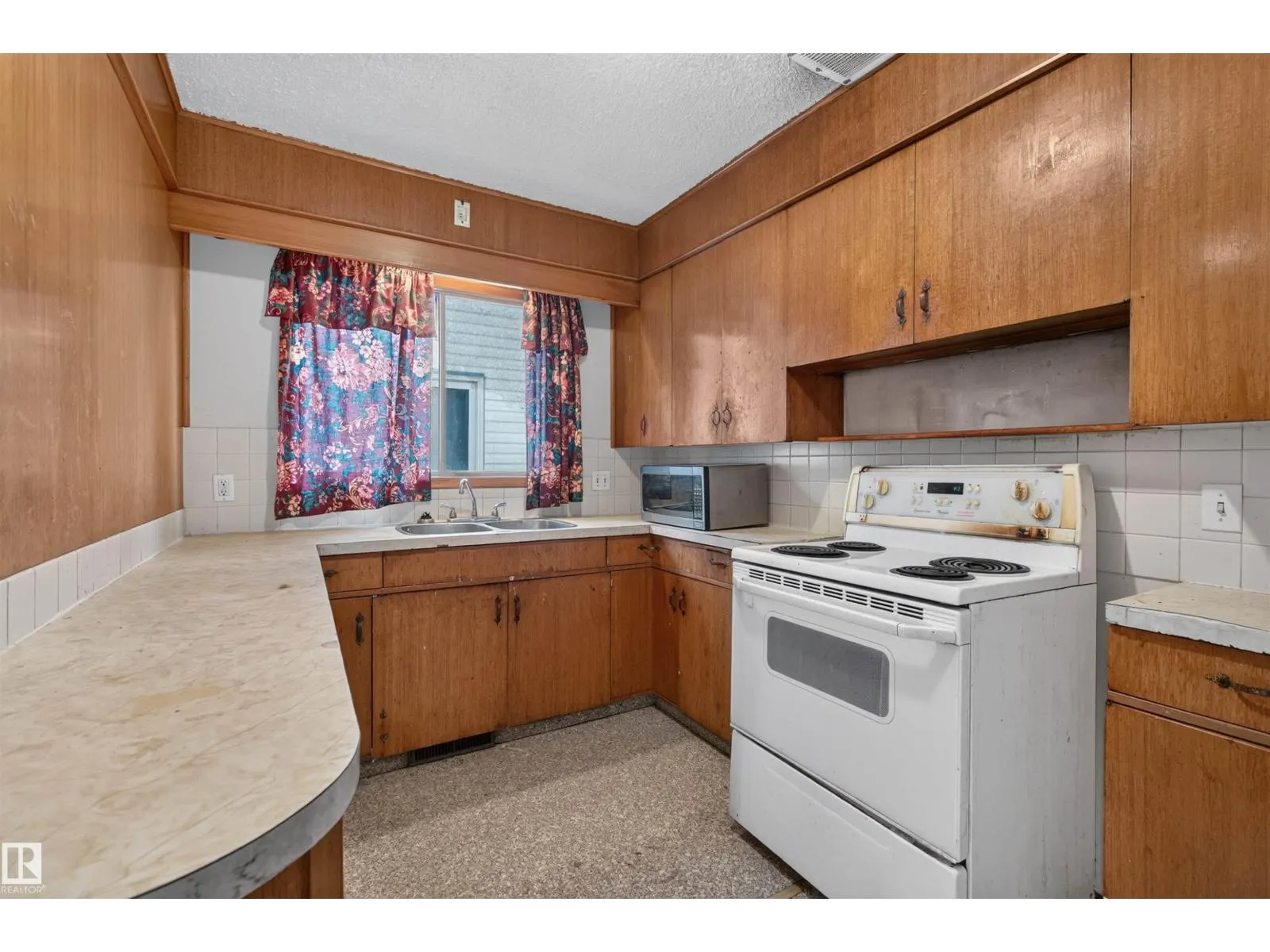 11015 87 AV NW