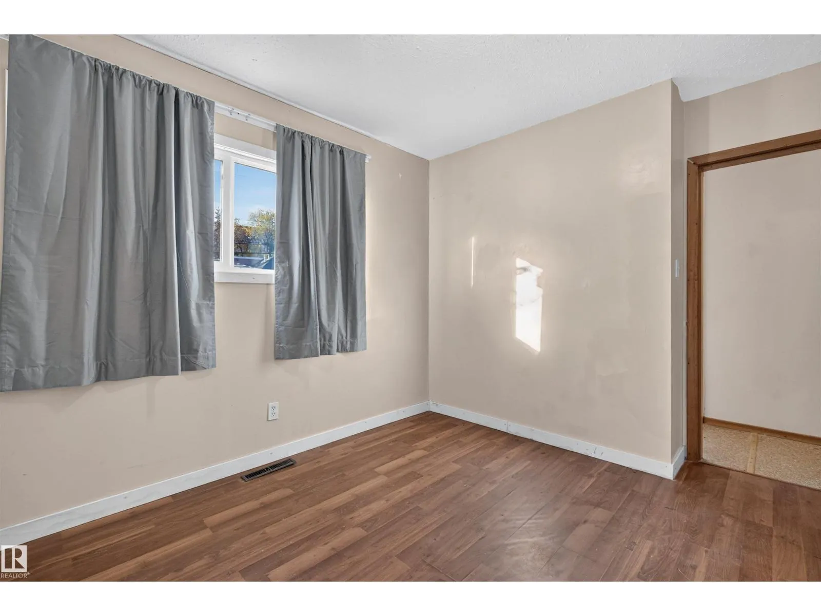 11015 87 AV NW