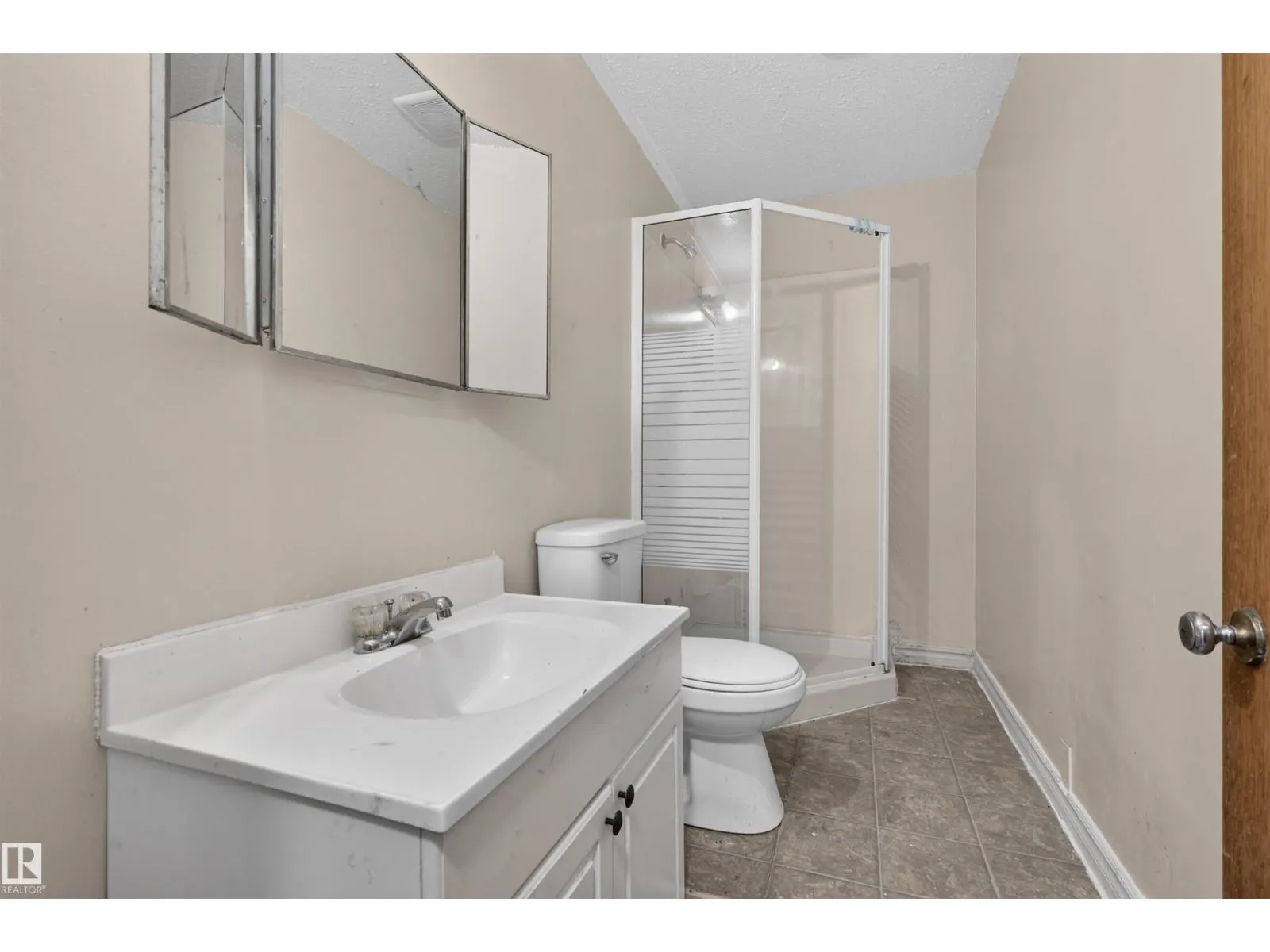 11015 87 AV NW