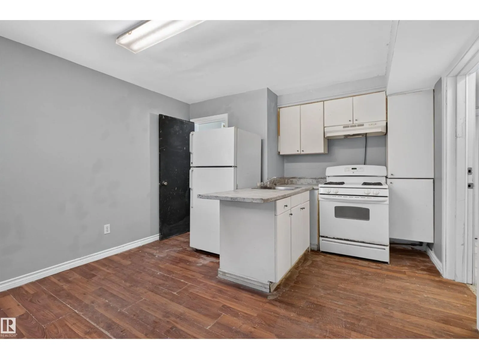 11015 87 AV NW