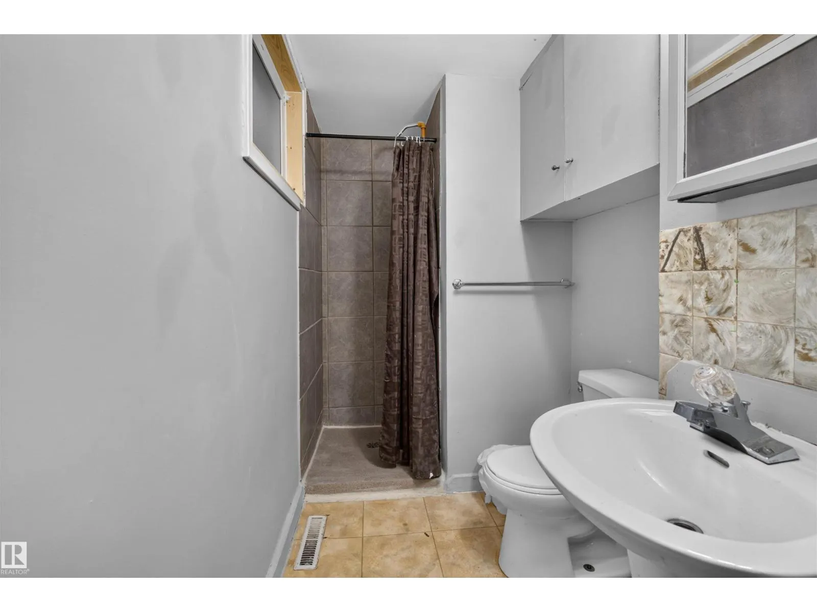 11015 87 AV NW