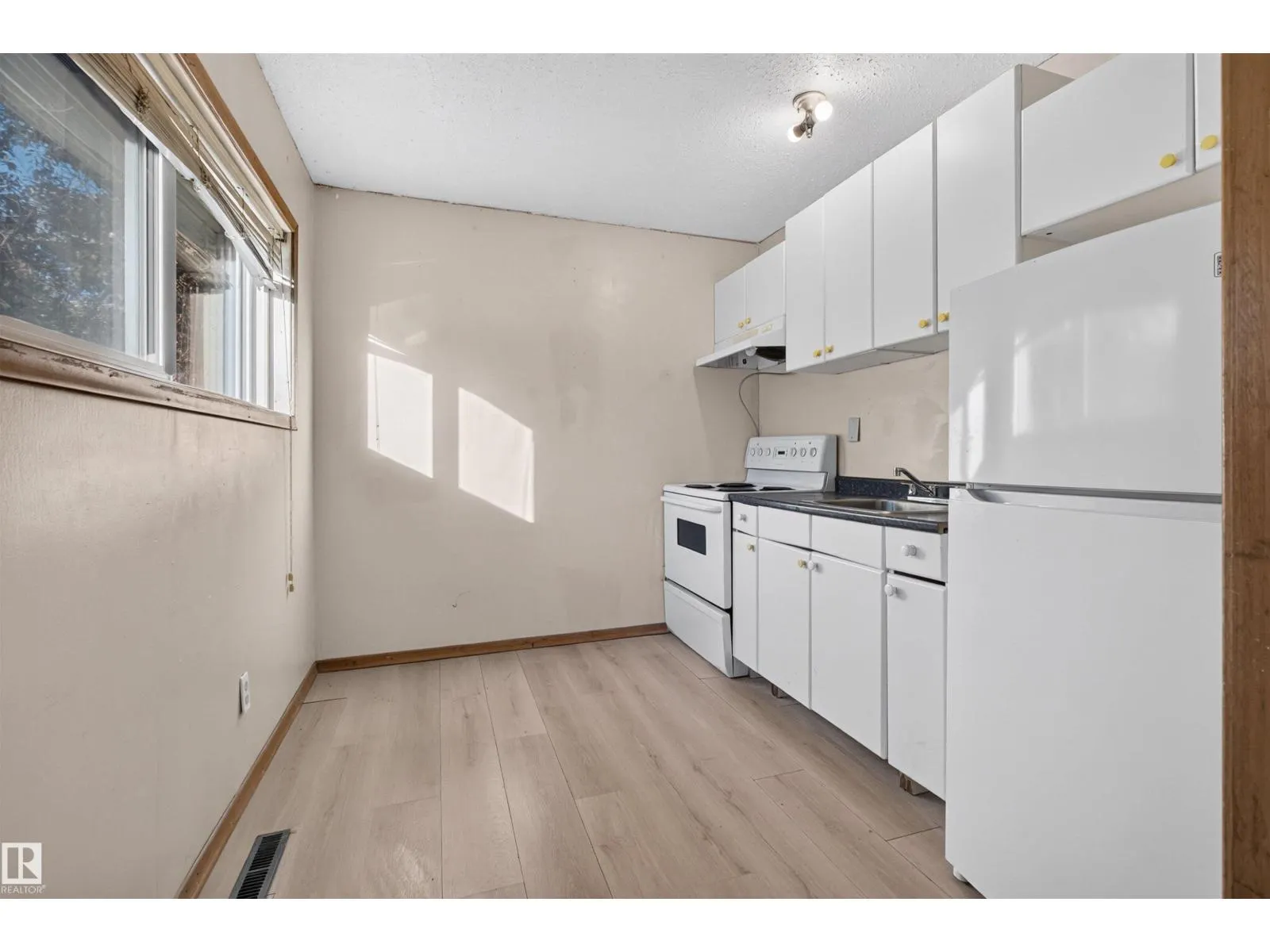 11015 87 AV NW