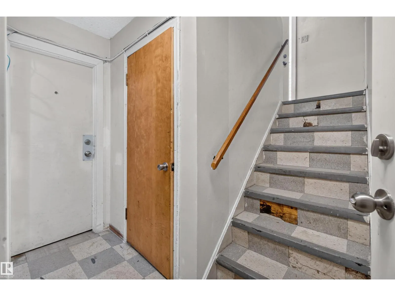 11015 87 AV NW