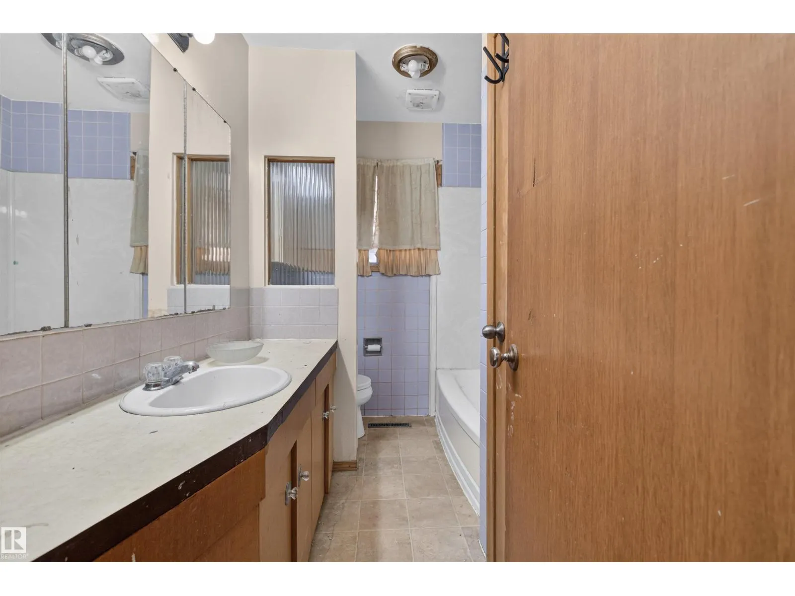 11015 87 AV NW
