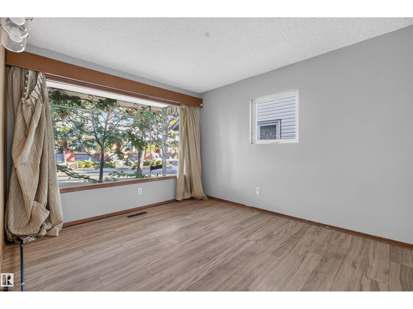 11015 87 AV NW