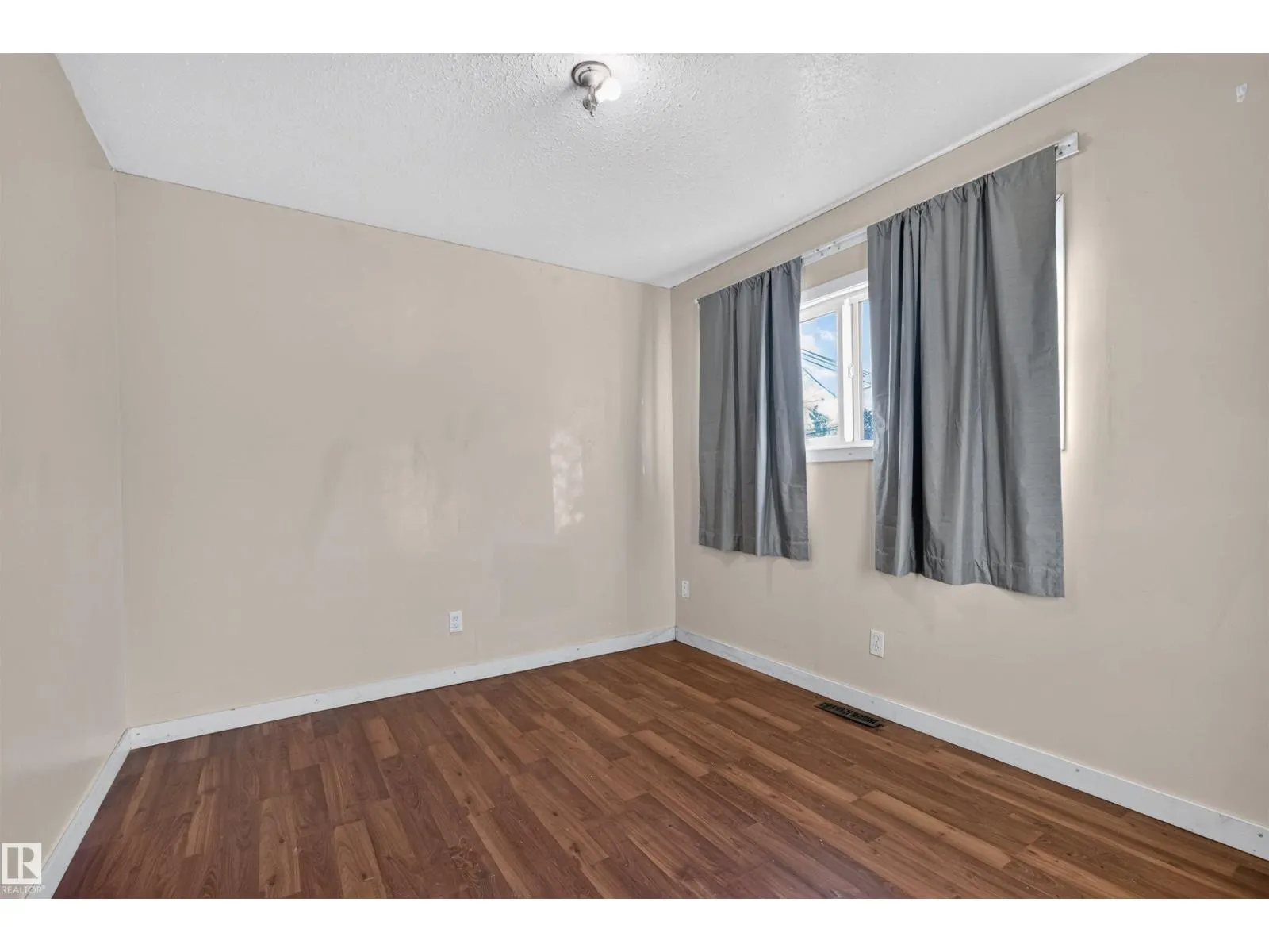 11015 87 AV NW