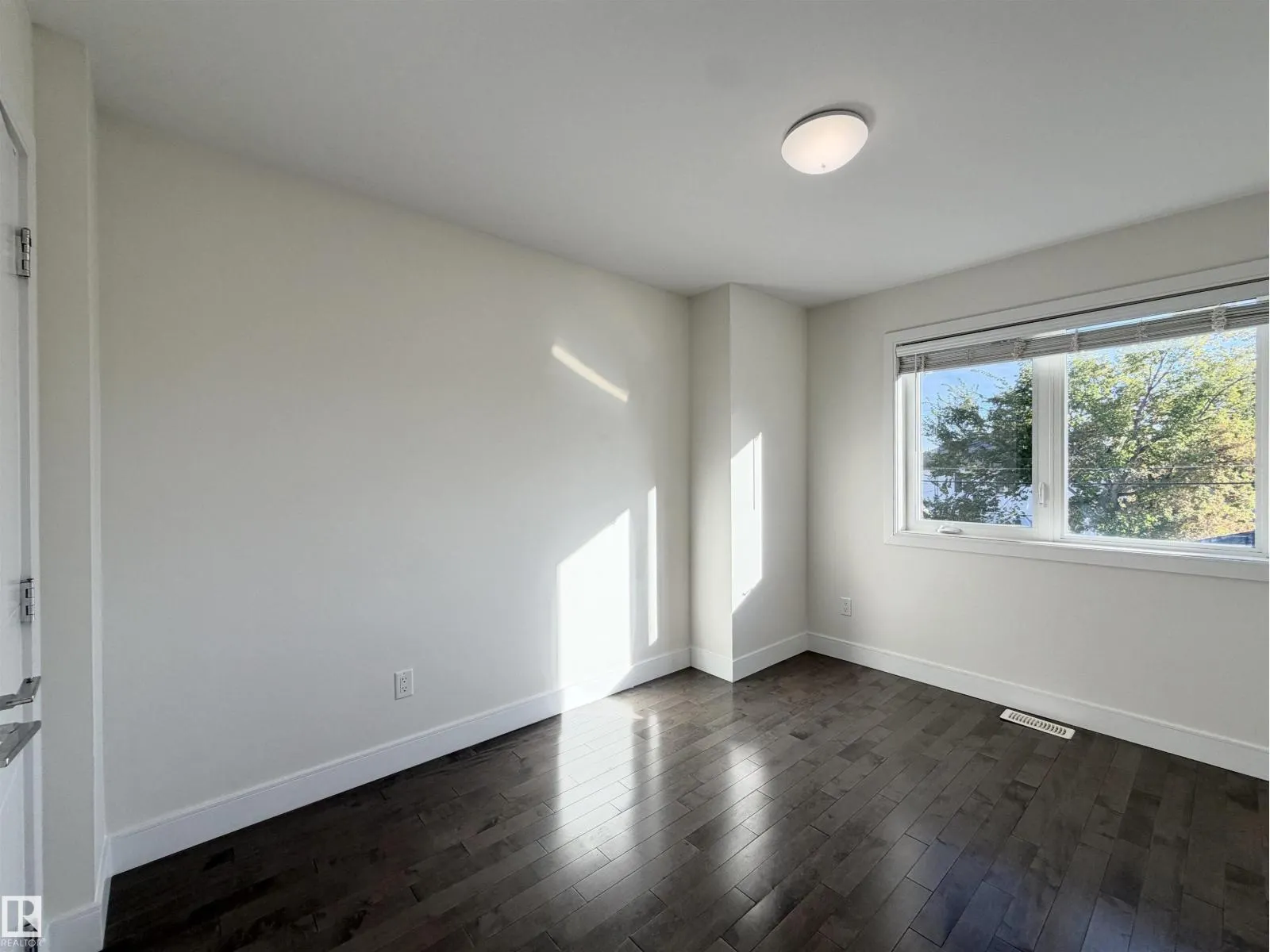 11127 77 AV NW
