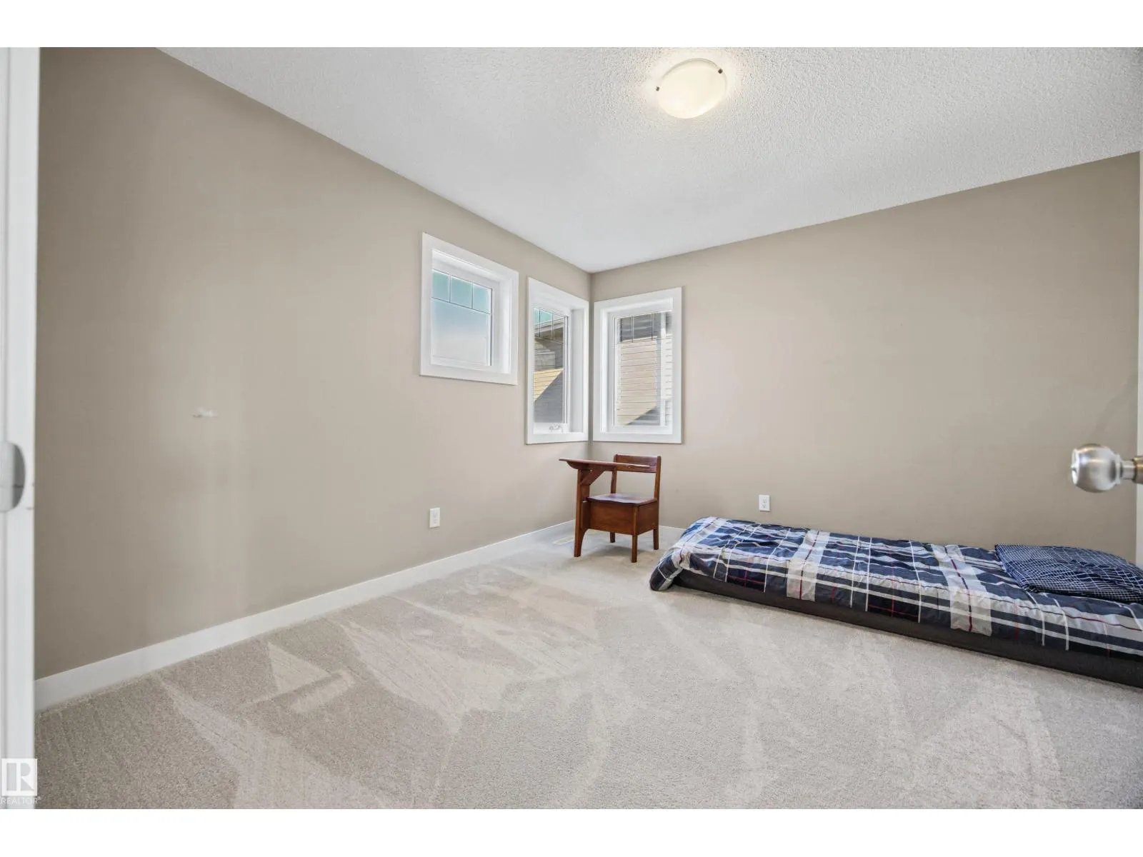 4 MEADOWBROOK WY
