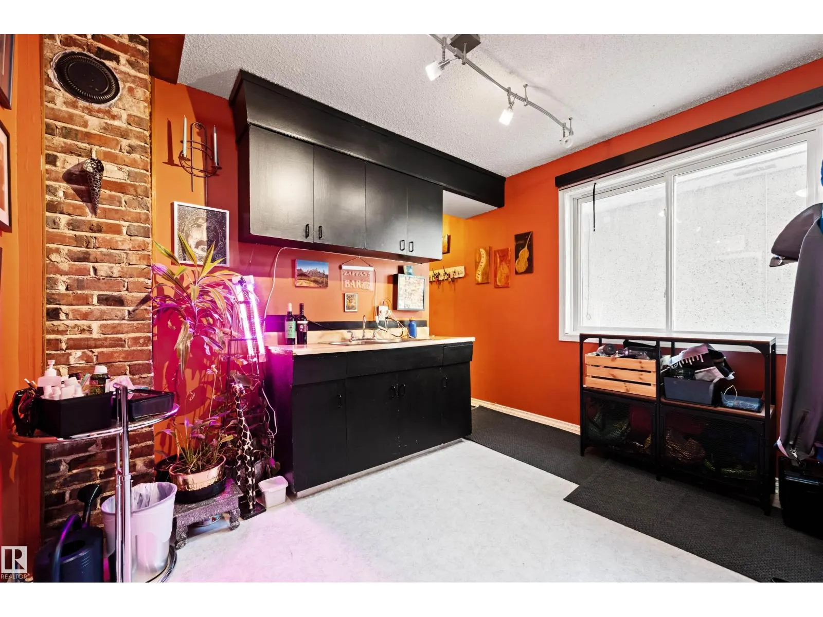 9851 85 AV NW
