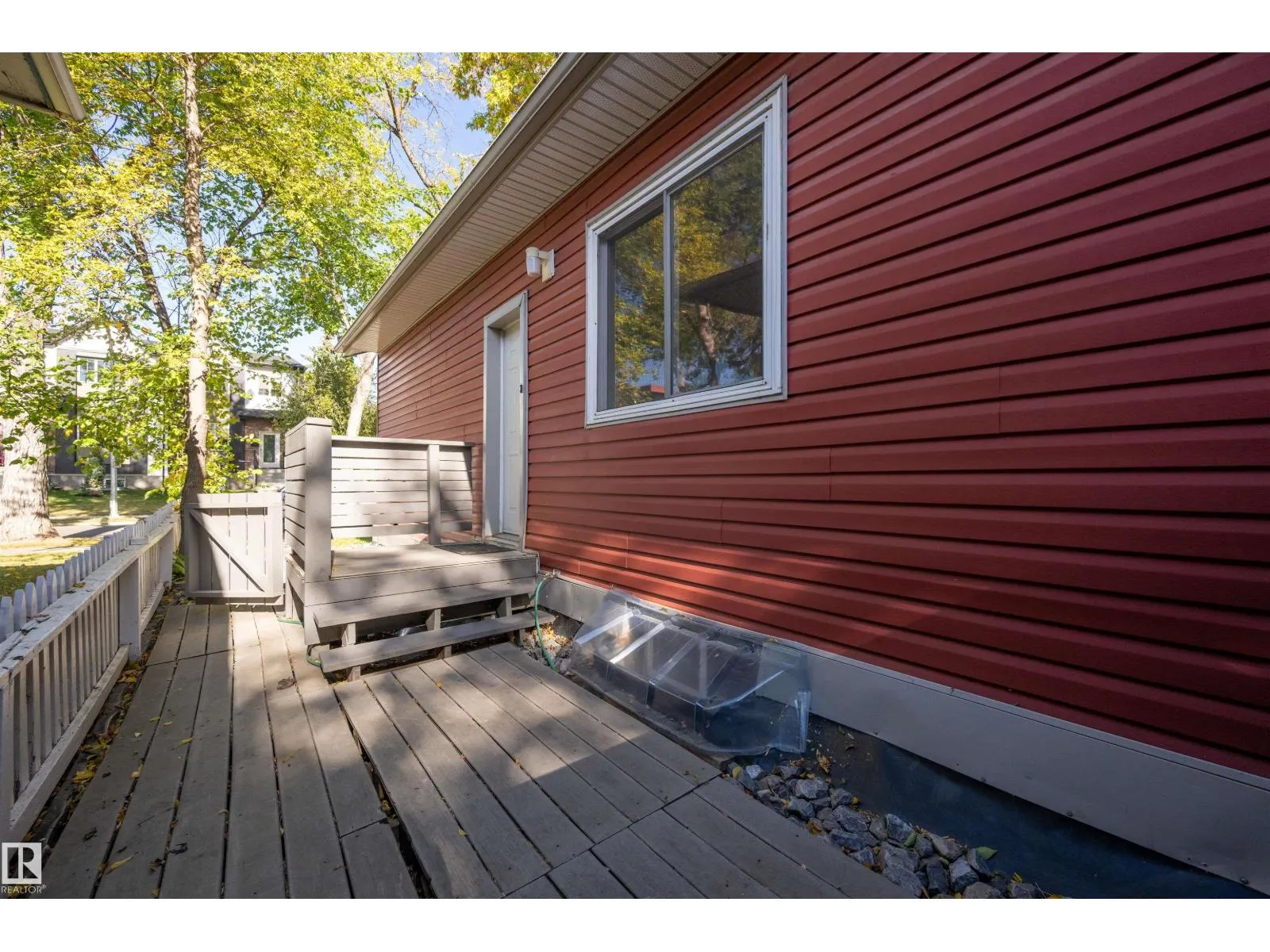 9851 85 AV NW