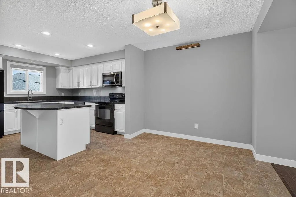 12 MEADOWLAND CR