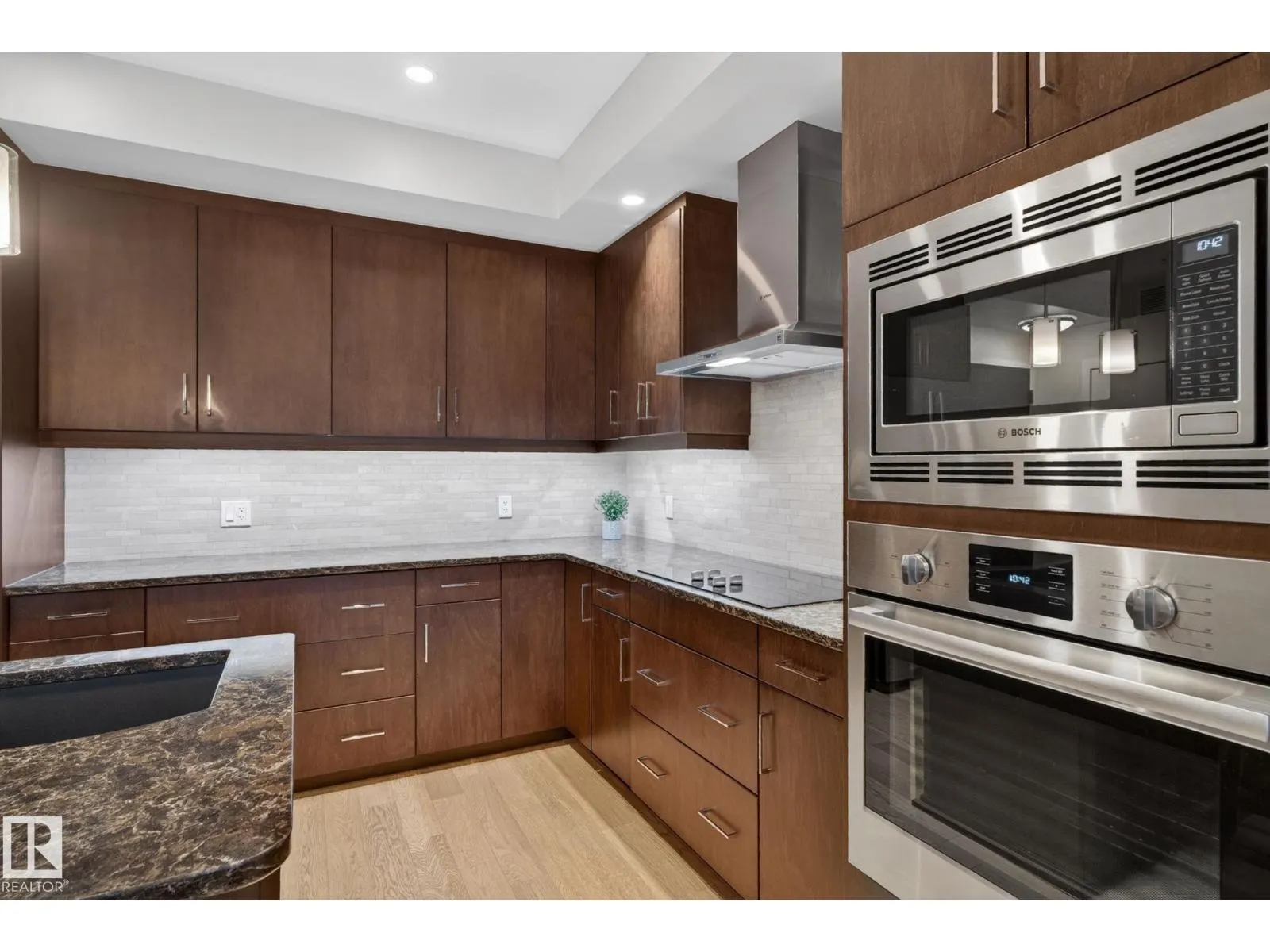 #514 200 BELLEROSE DR