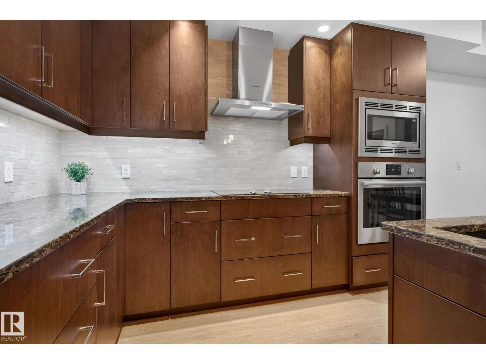 #514 200 BELLEROSE DR