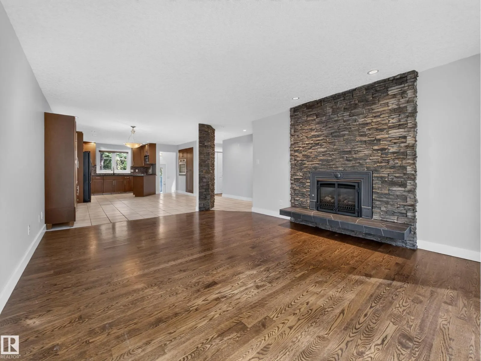 16 GREENWOOD WY