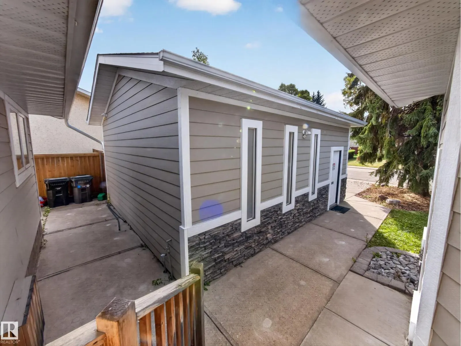 16 GREENWOOD WY