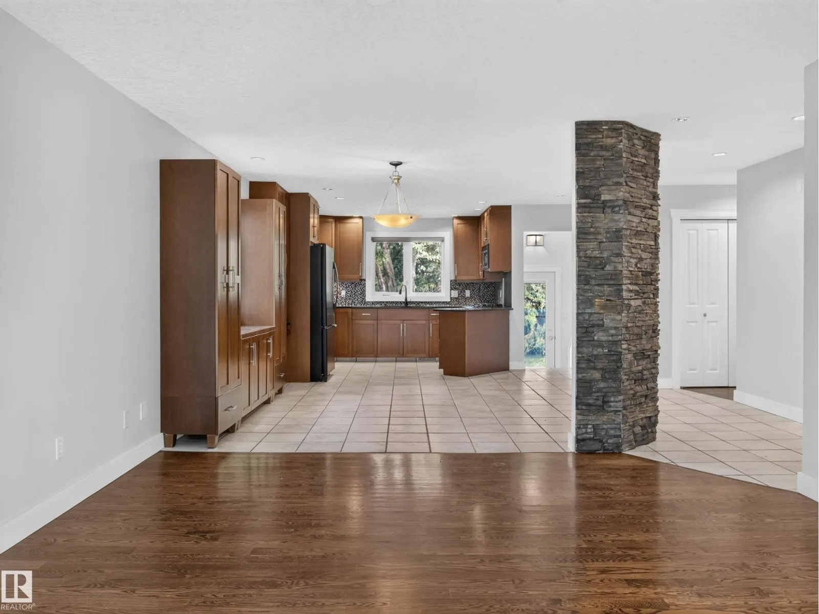 16 GREENWOOD WY