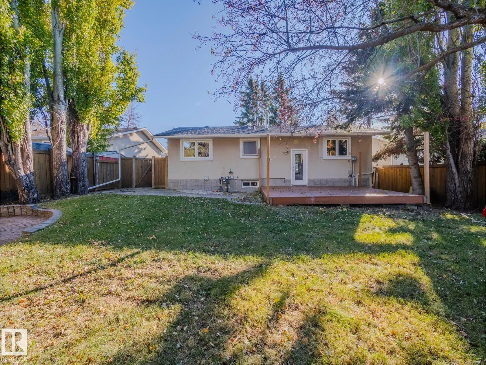 16 GREENWOOD WY