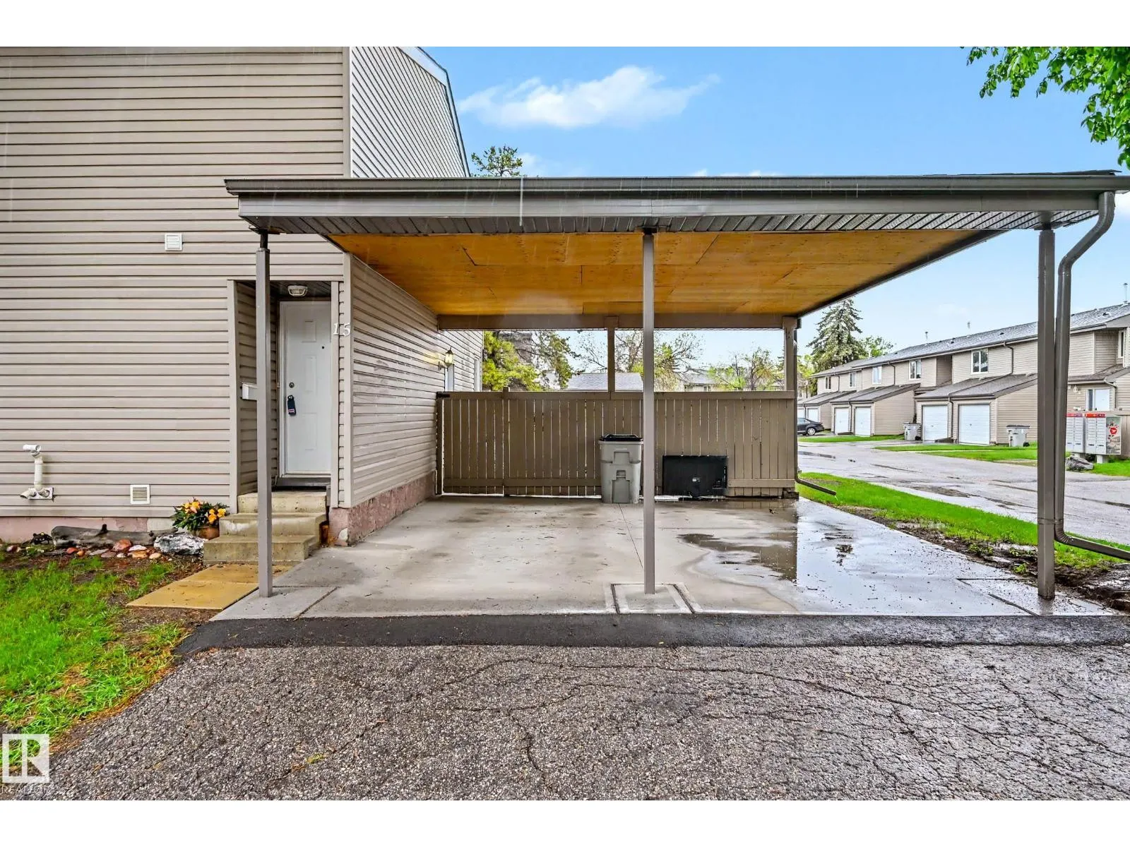 15 AKINSDALE GD