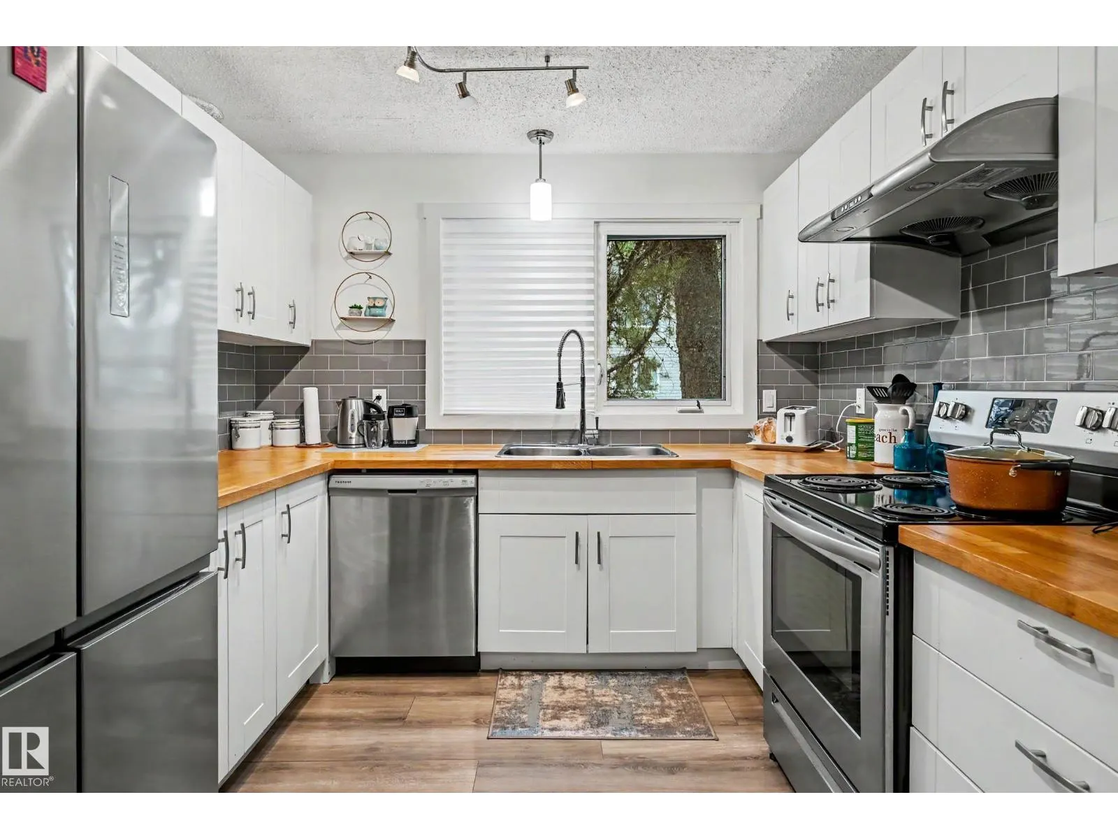 15 AKINSDALE GD