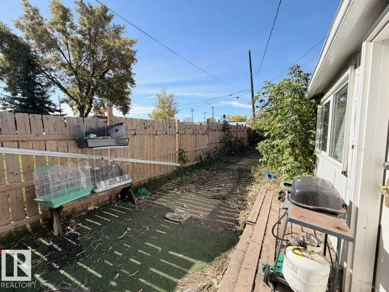 12026 77 ST NW