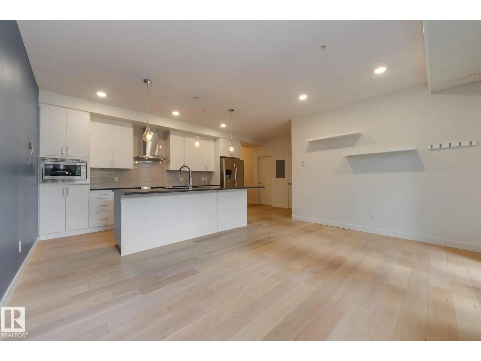 #102 10606 84 AV NW