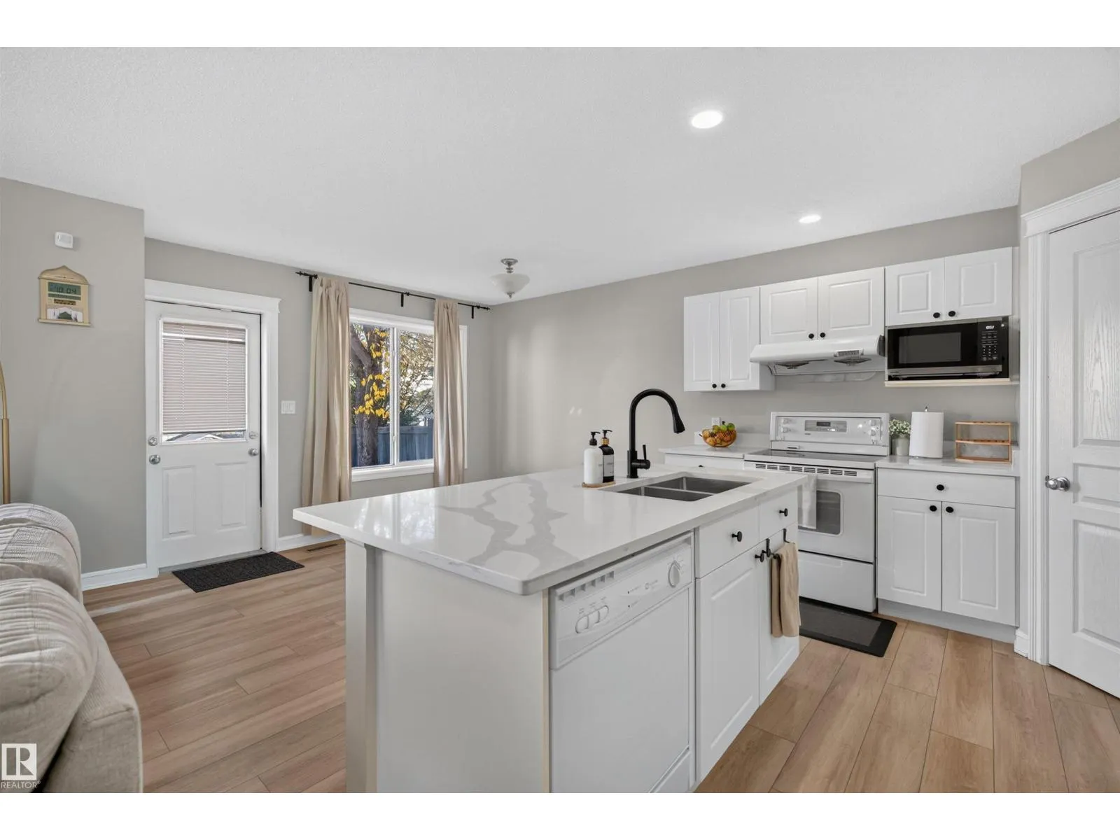 1304 BARNES CL SW