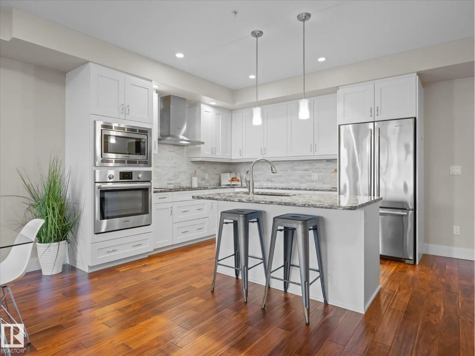 #416 200 BELLEROSE DR