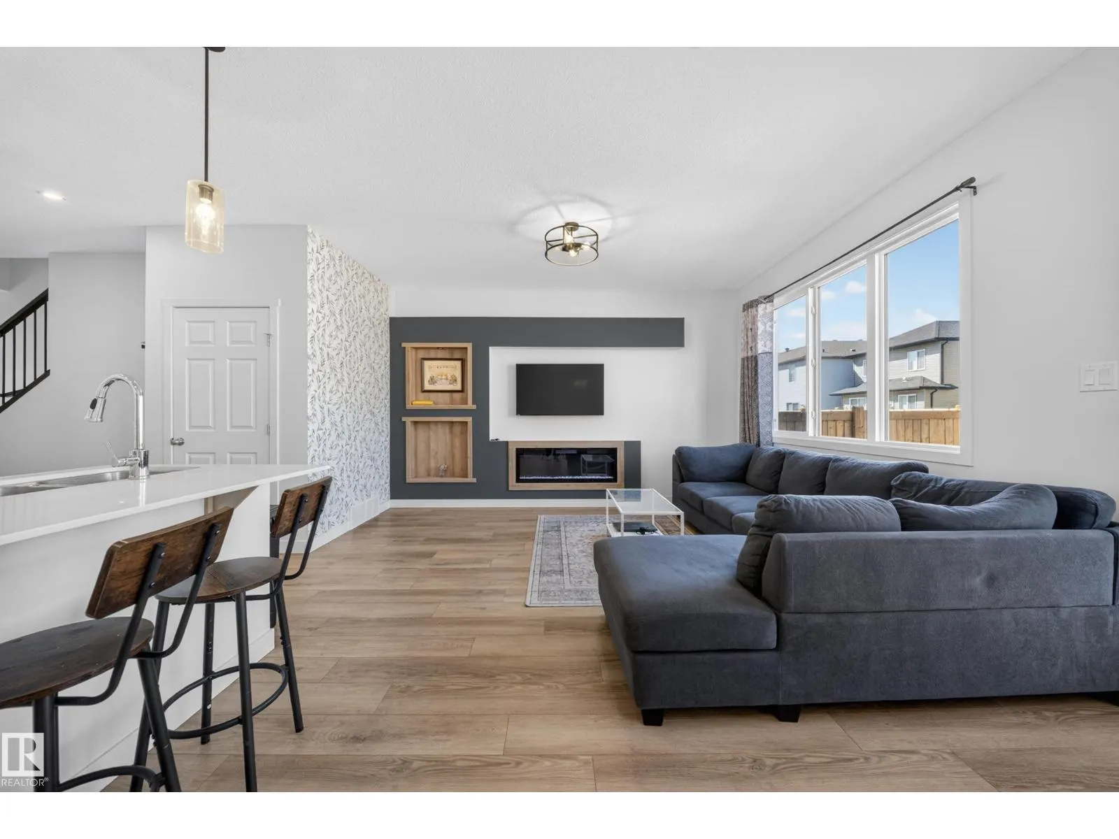 1684 12 ST NW